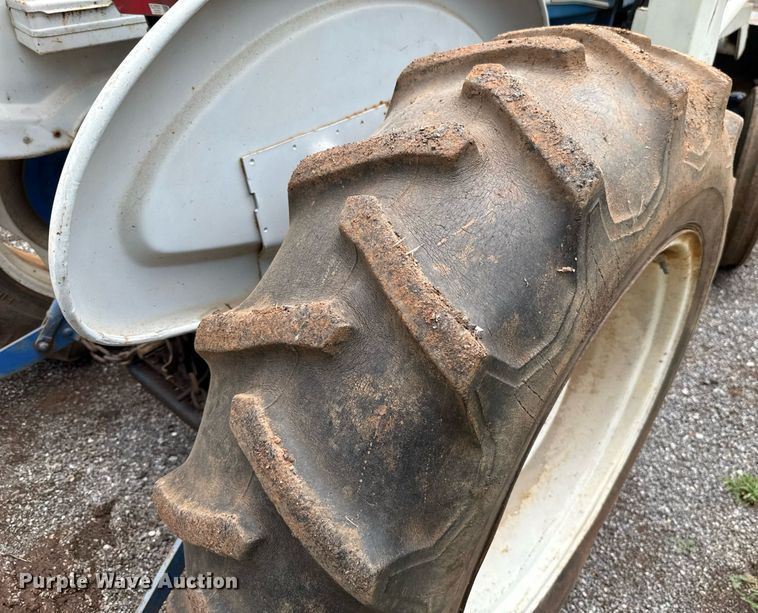 image for item HI9258 1973 Ford 3000 tractor