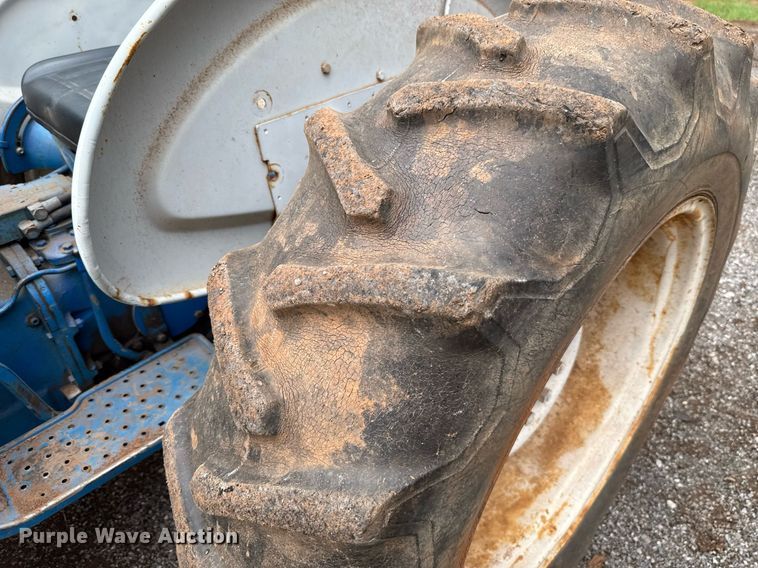 image for item HI9258 1973 Ford 3000 tractor