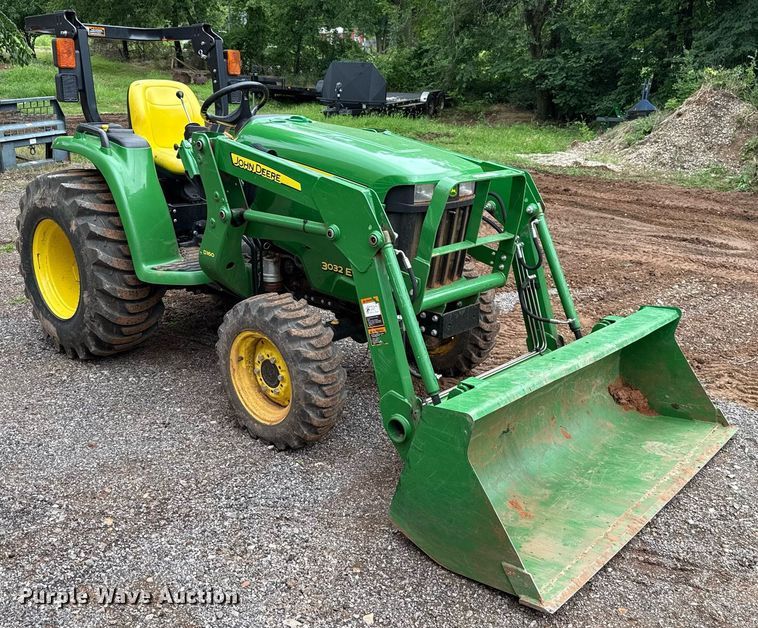 image for item HI9259 2017 John Deere 3032E MFWD tractor