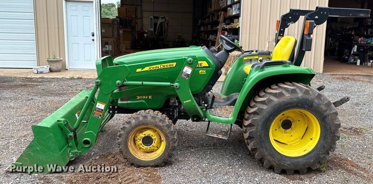 image for item HI9259 2017 John Deere 3032E MFWD tractor