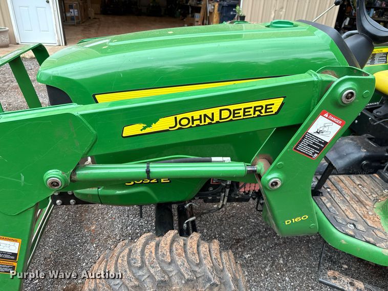 image for item HI9259 2017 John Deere 3032E MFWD tractor