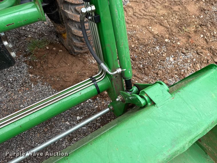 image for item HI9259 2017 John Deere 3032E MFWD tractor