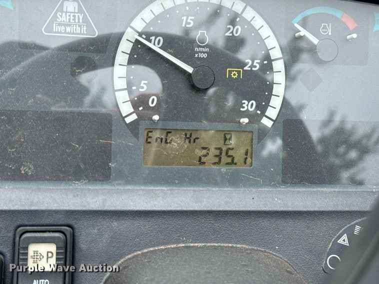 image for item HI9259 2017 John Deere 3032E MFWD tractor