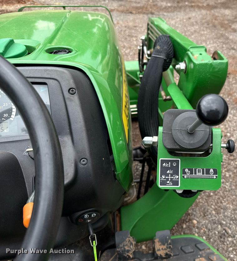 image for item HI9259 2017 John Deere 3032E MFWD tractor