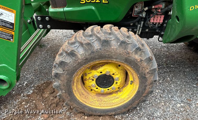 image for item HI9259 2017 John Deere 3032E MFWD tractor