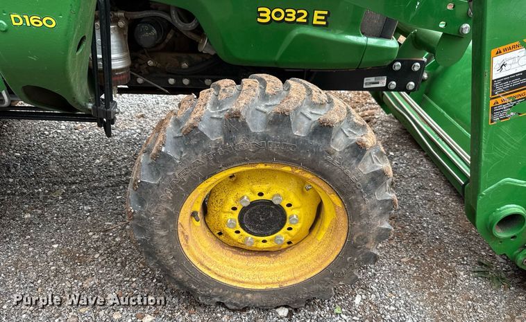 image for item HI9259 2017 John Deere 3032E MFWD tractor