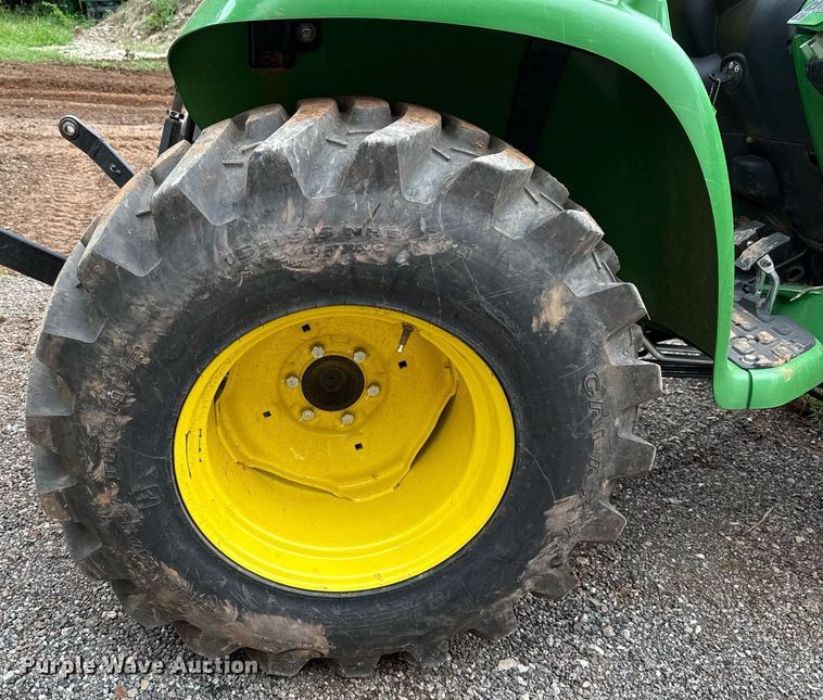 image for item HI9259 2017 John Deere 3032E MFWD tractor