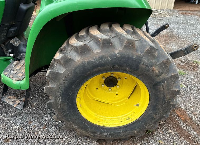 image for item HI9259 2017 John Deere 3032E MFWD tractor
