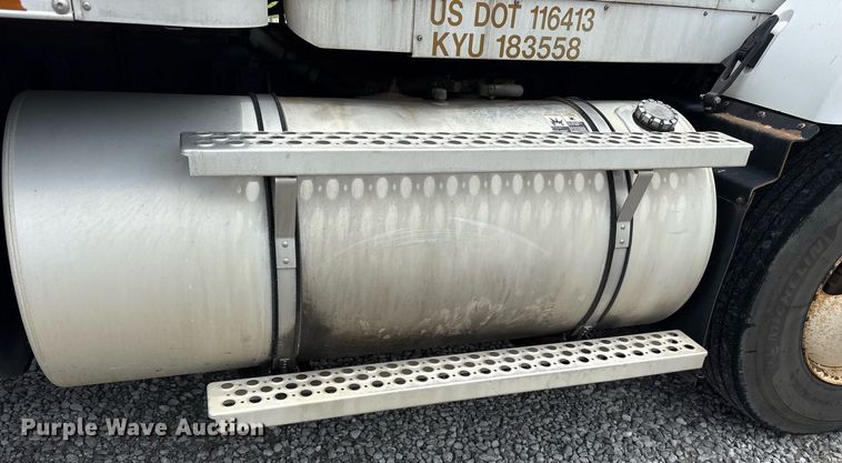 image for item DM1914 2012 Kenworth T800 Series box truck