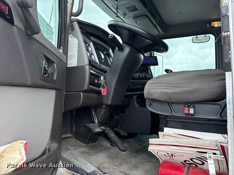 image for item DM1914 2012 Kenworth T800 Series box truck