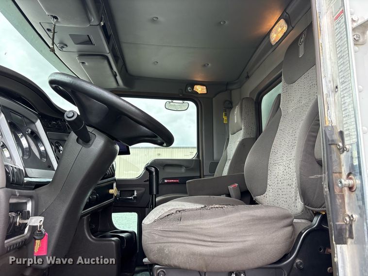 image for item DM1914 2012 Kenworth T800 Series box truck