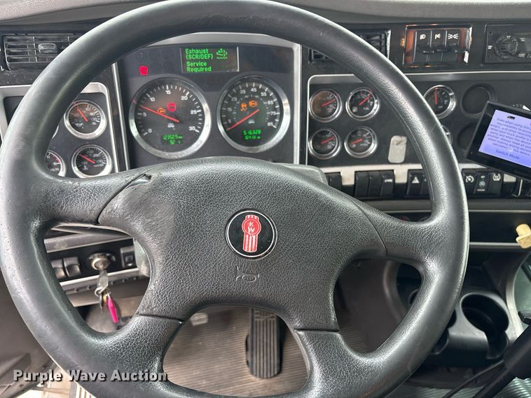 image for item DM1914 2012 Kenworth T800 Series box truck