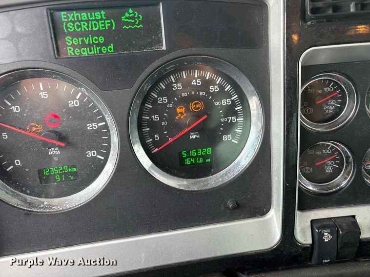 image for item DM1914 2012 Kenworth T800 Series box truck