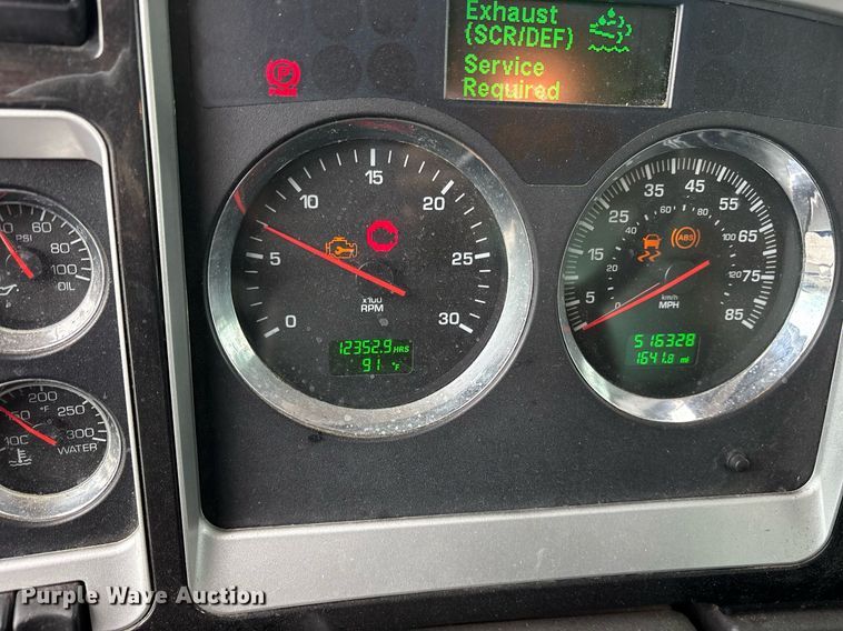 image for item DM1914 2012 Kenworth T800 Series box truck