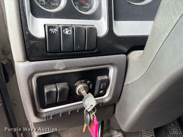 image for item DM1914 2012 Kenworth T800 Series box truck