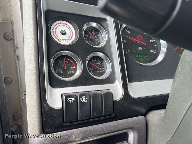 image for item DM1914 2012 Kenworth T800 Series box truck