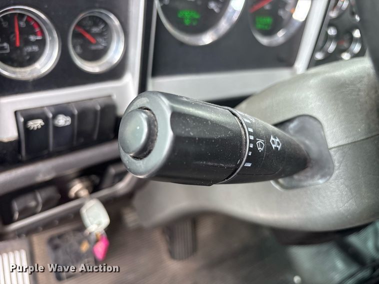 image for item DM1914 2012 Kenworth T800 Series box truck