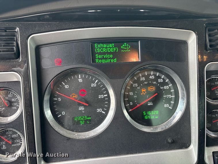 image for item DM1914 2012 Kenworth T800 Series box truck