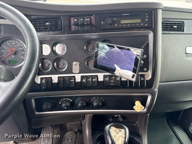 image for item DM1914 2012 Kenworth T800 Series box truck