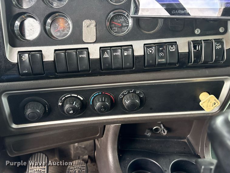 image for item DM1914 2012 Kenworth T800 Series box truck