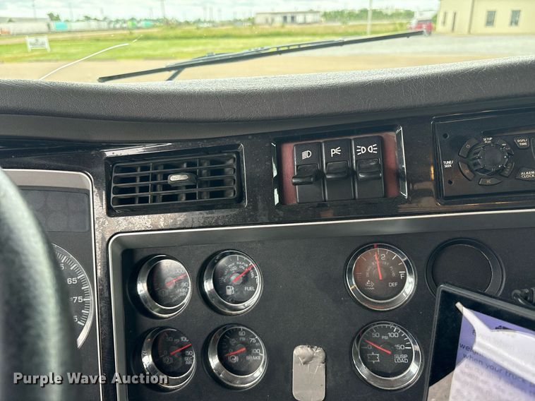 image for item DM1914 2012 Kenworth T800 Series box truck