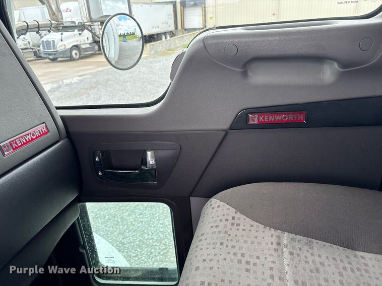 image for item DM1914 2012 Kenworth T800 Series box truck