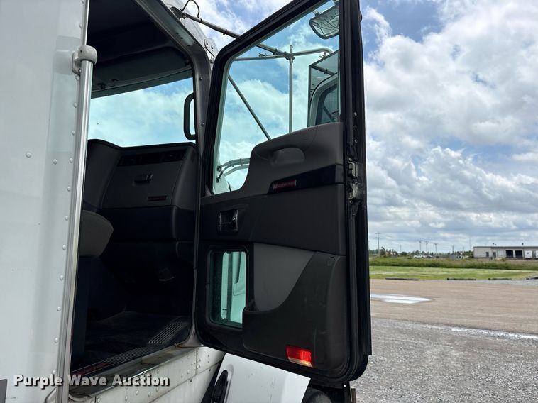 image for item DM1914 2012 Kenworth T800 Series box truck