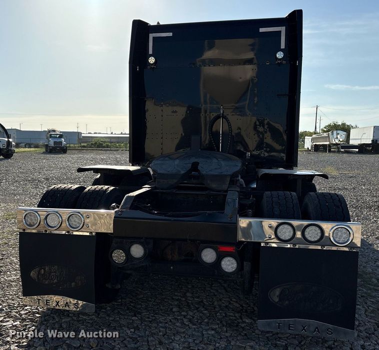 image for item DM1919 2015 Peterbilt 579 semi truck