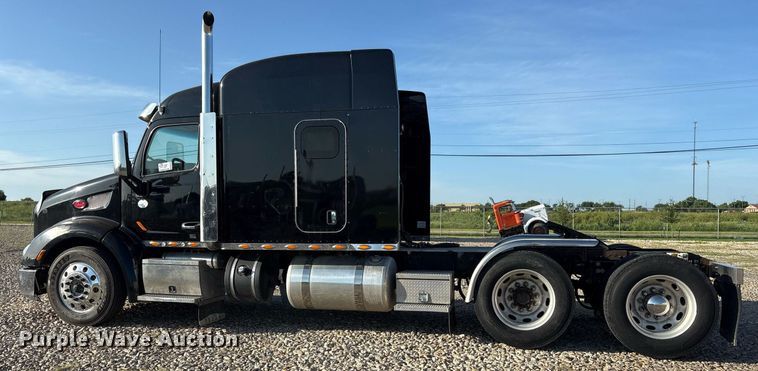 image for item DM1919 2015 Peterbilt 579 semi truck