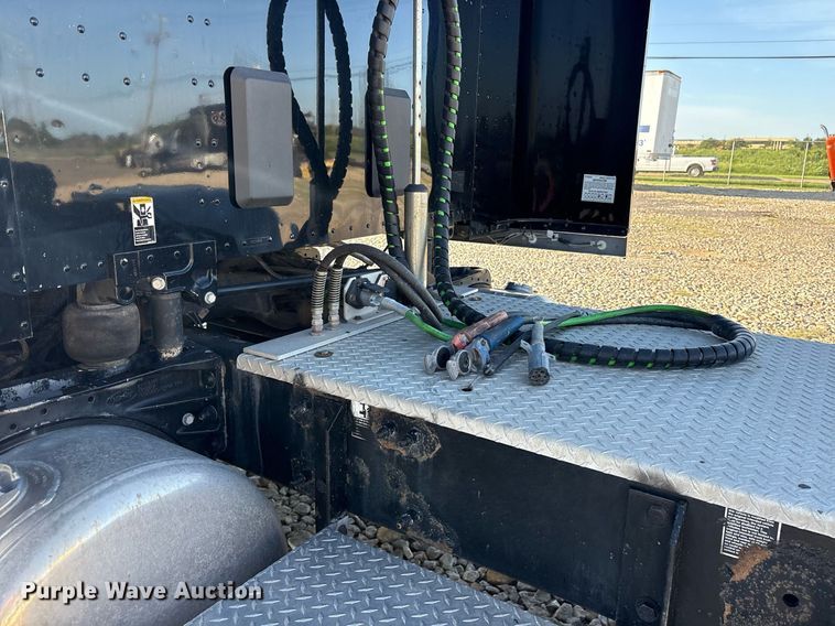 image for item DM1919 2015 Peterbilt 579 semi truck