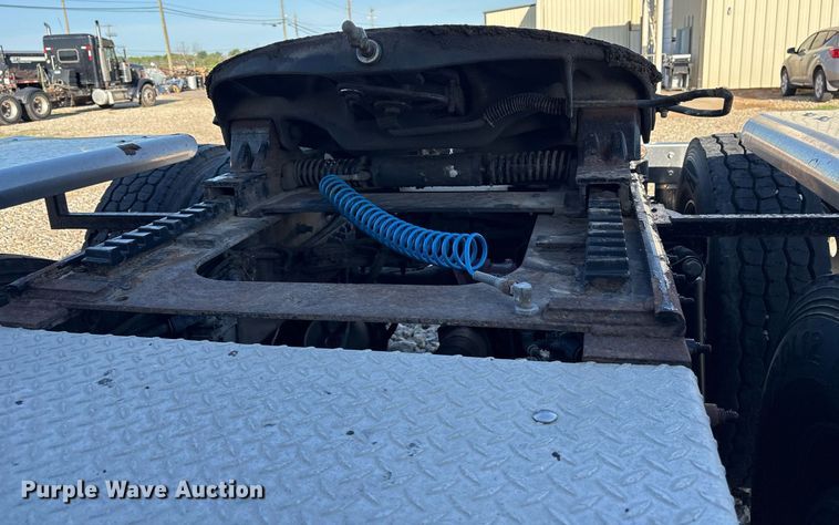 image for item DM1919 2015 Peterbilt 579 semi truck