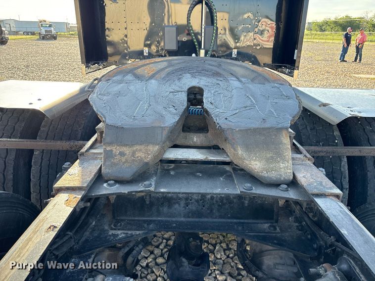 image for item DM1919 2015 Peterbilt 579 semi truck