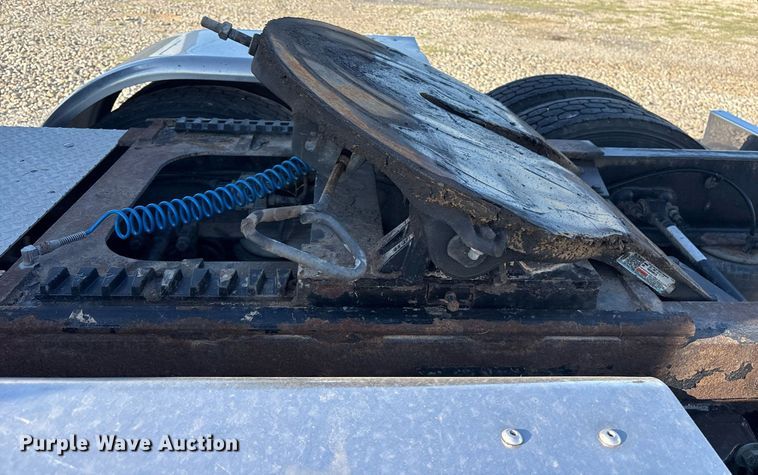 image for item DM1919 2015 Peterbilt 579 semi truck