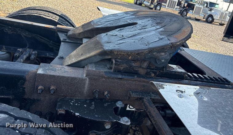 image for item DM1919 2015 Peterbilt 579 semi truck