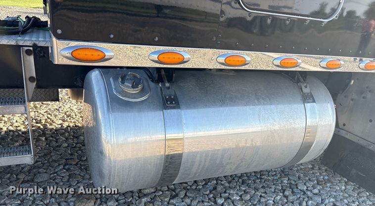 image for item DM1919 2015 Peterbilt 579 semi truck