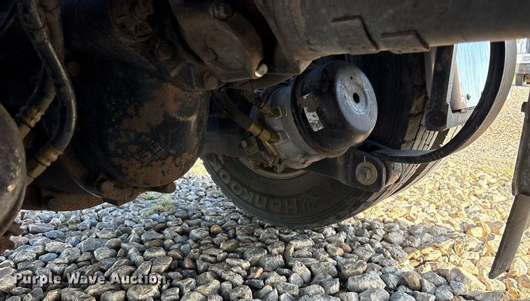 image for item DM1919 2015 Peterbilt 579 semi truck