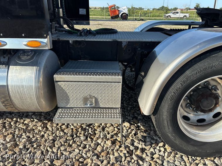 image for item DM1919 2015 Peterbilt 579 semi truck