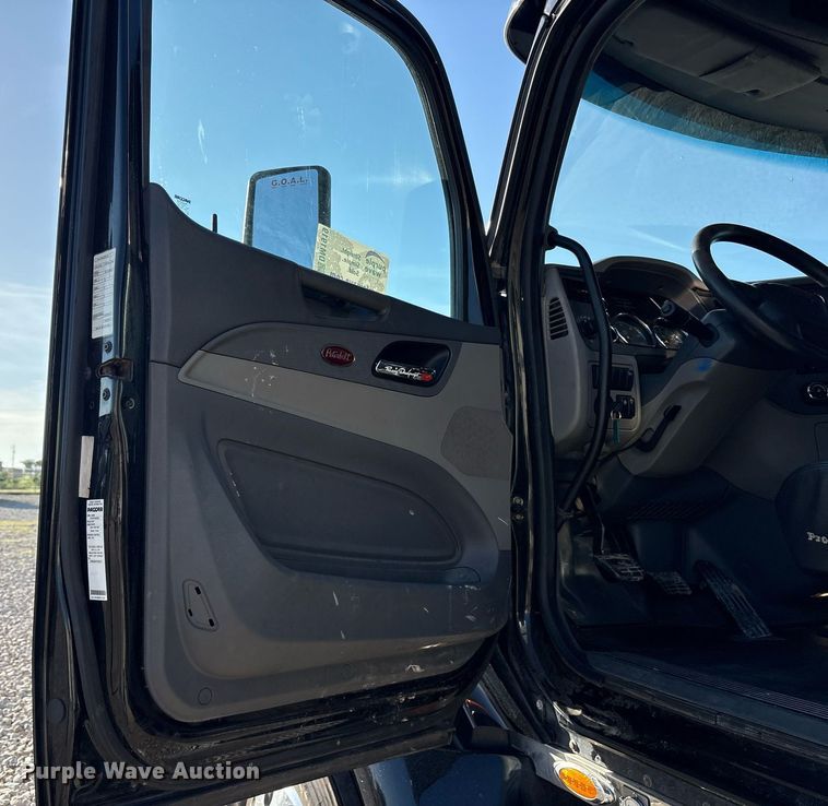 image for item DM1919 2015 Peterbilt 579 semi truck