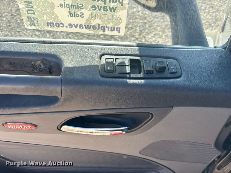 image for item DM1919 2015 Peterbilt 579 semi truck