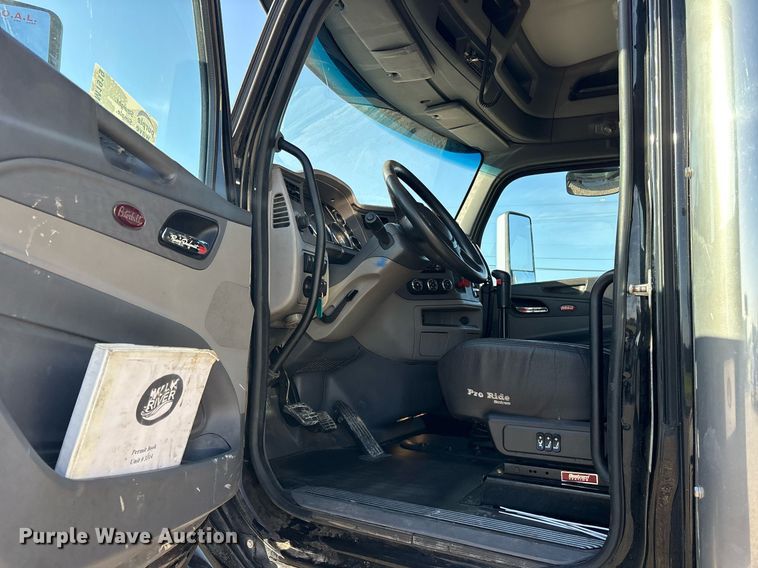 image for item DM1919 2015 Peterbilt 579 semi truck