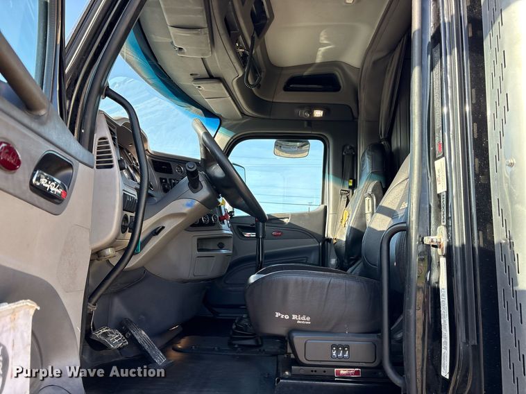 image for item DM1919 2015 Peterbilt 579 semi truck