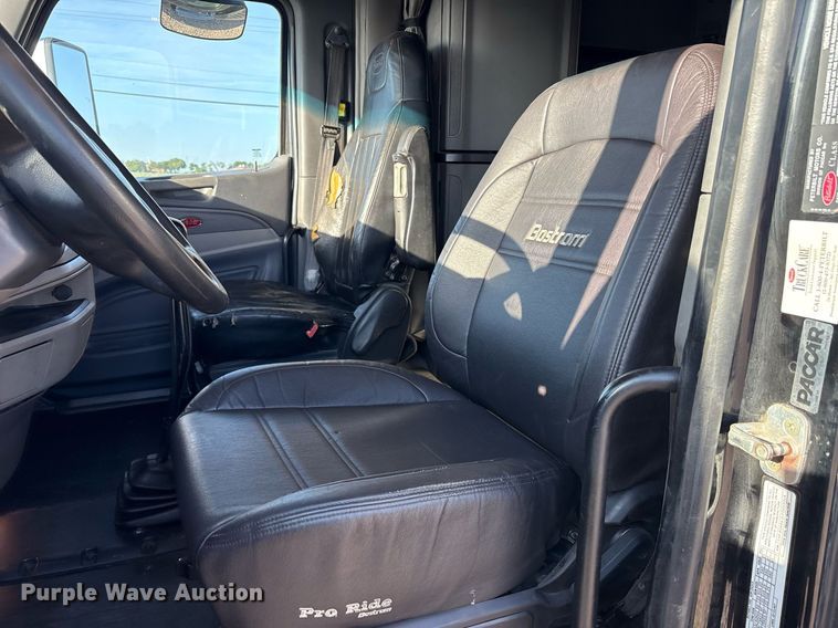 image for item DM1919 2015 Peterbilt 579 semi truck