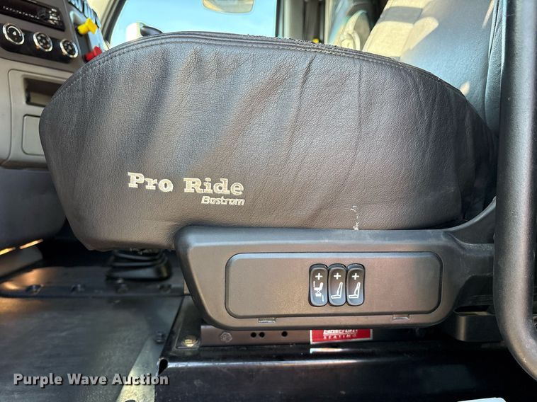 image for item DM1919 2015 Peterbilt 579 semi truck