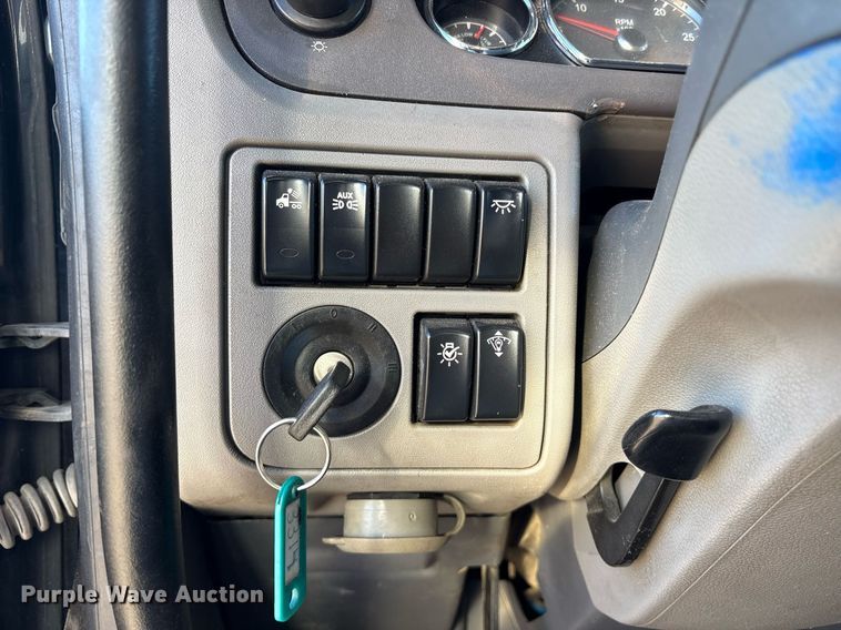 image for item DM1919 2015 Peterbilt 579 semi truck