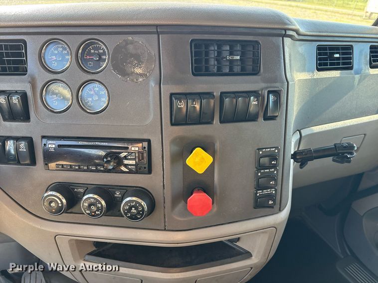 image for item DM1919 2015 Peterbilt 579 semi truck