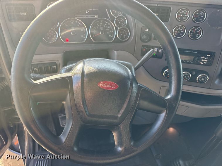 image for item DM1919 2015 Peterbilt 579 semi truck