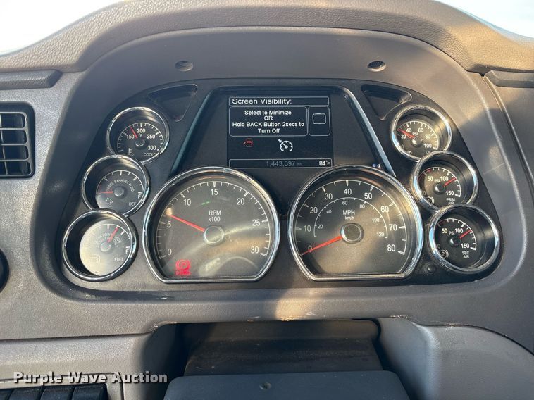 image for item DM1919 2015 Peterbilt 579 semi truck