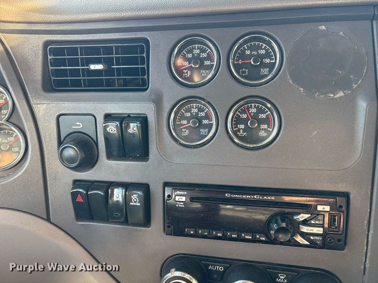 image for item DM1919 2015 Peterbilt 579 semi truck