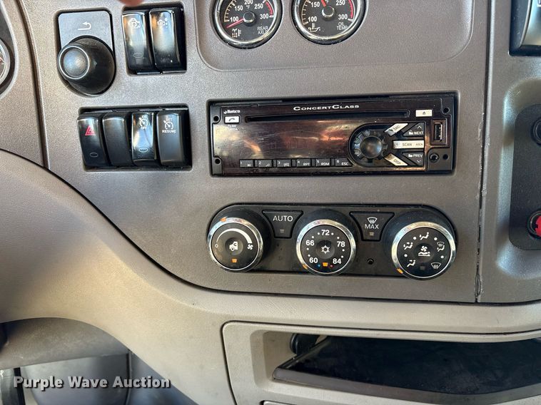 image for item DM1919 2015 Peterbilt 579 semi truck