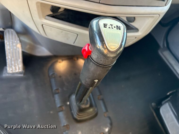 image for item DM1919 2015 Peterbilt 579 semi truck